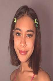 Cute Simple Festival Hairstyle With Green Barrettes 90s Hair Accessories Hair Styles Short Hair Styles Trendy Short Hair Styles