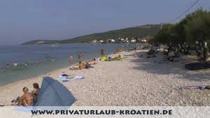 Einzigartige landschaft, schöne strände und buchten, sowie der reichtum an historischen und kulturellen erbes sind der grund, warum der richtige ort für ihren perfekten urlaub campingplatz rozac ist. Strand In Slatine Auf Der Insel Ciovo Bei Trogir Youtube