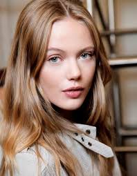 En dépit de ce que l'on peut souvent lire ou entendre ici ou là, oubliez les mèches blondes sur vos cheveux roux. Cheveux Blonds Reflets Roux Cheveux Blonds Les Nuances A Demander A Son Coiffeur Elle