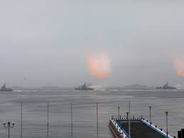 Профессиональный праздник белых мундиров и черных беретов встречают семьями. Parad Korablej Na Den Vmf Smogut Posmotret Vse Zhiteli Vladivostoka Mk Vladivostok