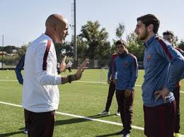 Divertente siparietto tra francesco totti e pietro castellitto, che proprio in queste settimane ne prende le sembianze sul set della serie 'speravo de mori' prima', la serie tv sky, prodotta wildside, sull'ex capitano della roma. U7xaktbynnvwpm