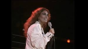 Io che sono una foglia d'argento nata da un albero abbattuto qua e che vorrebbe inseguire il vento ma che non ce la fa. Loredana Berte Non Sono Una Signora 1982 Youtube