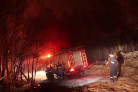 Un incendiu puternic a distrus mai multe case din regiunea varibombi, dar și un cartier de la periferia atenei. Zprlftfinhqhlm
