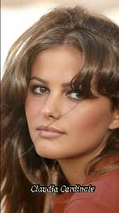 Le ultime immagini di Gina Monaco riprese dalle telecamere di sorveglianza  in contrada Moretto in cui l'hanno ripresa per l'ultima volta mentre corre  con in mano un sacchetto dell'immondizia "verso il termine