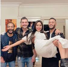 النجوم يحتفلون بصورة محمد رمضان وزوجته. Ù…Ø­Ù…Ø¯ Ø±Ù…Ø¶Ø§Ù† ÙŠÙ†Ø´Ø± ØµÙˆØ±Ù‡ Ù…Ø¹ Ø²ÙˆØ¬ØªÙ‡ ÙˆØ¹Ø§Ø¦Ù„ØªÙ‡ Ù„Ø­Ø³Ù… Ø£Ù†Ø¨Ø§Ø¡ Ø§Ù†ÙØµØ§Ù„Ù‡