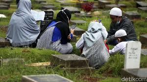 Simak dzikir dan doa yang dibaca ketika ziarah kubur berikut : Doa Ziarah Kubur Arab Latin Dan Artinya