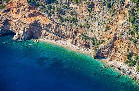 Hidden beach (15093910956).jpg 5,184 × 3,456; Stijene Pasjaca Strand Popovici Kroati