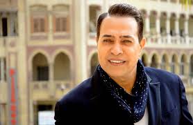 وكان عمرو أديب قد دافع بشدة في مقابلات سابقة عن مبارك ونظامه وأضاف أديب بأنه انتقد علاء مبارك عندما كان والده في السلطة وهو ما تسبب في إبعاده عن المشهد الإعلامي وقتها. 14 ØªØµØ±ÙŠØ­Ø§ Ù„Ø­ÙƒÙŠÙ… ÙÙŠ Ù„Ù‚Ø§Ø¦Ù‡ Ù…Ø¹ Ø¹Ù…Ø±Ùˆ Ø£Ø¯ÙŠØ¨ Ù‡Ø°Ø§ Ø§Ø³Ù…ÙŠ Ø§Ù„Ø­Ù‚ÙŠÙ‚ÙŠ ÙˆØ´Ø¹Ø¨ÙˆÙ„Ø§ ÙƒÙ„ Ù…Ø§ ÙŠØªØ²Ù†Ù‚ ÙŠÙ‚ÙˆÙ„ Ù‡ÙŠÙŠÙ‡ ÙˆØ¹Ø¨Ø¯ Ø§Ù„Ø¨Ø§Ø³Ø· Ù„Ø§ ÙŠØ¹Ù„Ù… ÙƒÙŠÙ ÙŠØ³ØªØºÙ„ ØµÙˆØªÙ‡ Ø®Ø¨Ø± ÙÙŠ Ø§Ù„ÙÙ†