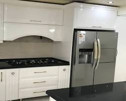 تصویر کابینت نئوکلاسیک با رنگ سفید براق