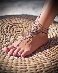 Wrist, hand, and finger design Fancy Foot At Yesterday S Beach Pop Up At Casalastortugas Summer Barefoot Barefeet Beachlife Henna M Henna Ankle Henna Tattoo Foot Henna Tattoo Designs