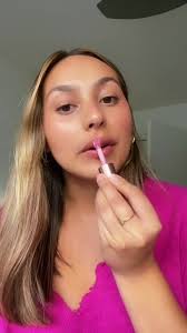 Lip plumping gloss with a sting? We don’t know her 💁‍♀️ #fyp #beautyhacks  @DanielaBaldwin