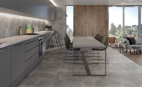 Diseño de cocina blanca con isla gris y azulejos de metro. 12 Ideas Para Suelos Y Decoracion De La Cocina Blog Terrapilar Decoracion Hogar Construccion