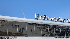 Drie binnenkomende vliegtuigen kunnen gewoon landen. Transport Online Vliegverkeer Eindhoven Airport Stil Door Onweer