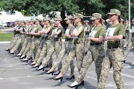 Denuncian al equipo de sóftbol femenil por tirar a la basura los uniformes olímpicos. La Controversia Por El Plan De Ucrania De Que Las Mujeres Soldado Marchen Con Tacones
