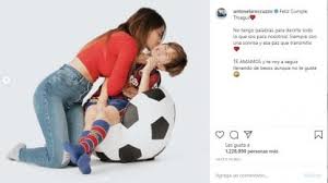 Lionel messi, que este jueves cumplió 34 años, fue sorprendido a la medianoche por sus compañeros de la selección argentina, quienes lo despertaron para cantarle el feliz cumpleaños y agasajarlo con regalos, entre ellos un bidón que supuestamente contiene agua bendita. La Novia De Cristiano Saludo Al Hijo De Messi Por Su Cumpleanos Tyc Sports