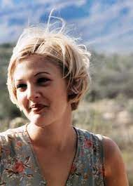 Drew Barrymore Portrays The Role Of Holly Pulchik In The Film Boys On The Side H Gynaikoparea Drew Barrymore Short Hair Short Hair Styles Grunge Hair