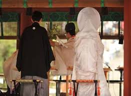 Auf der insel hokkaido im norden wird es im winter sehr kalt und es liegt mitunter sehr lange obgleich japan als hochentwickeltes industrieland gilt, bietet sich hier die ideale kombination aus. Shintoismus Der Glaube An Die Krafte Der Natur Japan Experience De