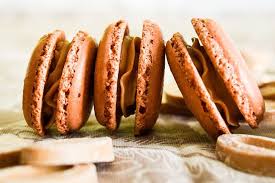 Recette De Macarons Chocolat Dulcey De Valrhona Recette Recette Macaron Macaron Chocolat Macaron