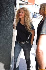 Unique and versatile vocal styling that incorporates a yodelling like technique as well arabic influences. Shakira Casual Style Leaving Office Building In Barcelona 09 27 2017 Celebmafia