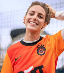 3 eylül 1957'de almanya'nın münih kentinde doğan erhan önal, 15 yaşında münih türk gücü'nde futbol hayatına başladı. Csqhp0p6zfpdum