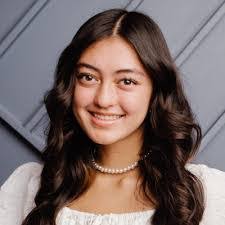 Laura Heyde's Instagram, Twitter & Facebook