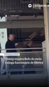 🚨 Vídeo gera repercussão nos EUA, Um vídeo que circulou nas redes mostra  Donald Trump fazendo um gesto ofensivo e xingando um funcionário que o  teria chamado de "defensor de pedófilo", durante uma ...