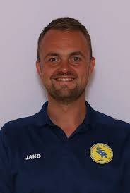 ⚽⚽ Pressemitteilung 1. Herren ⚽⚽ Am vergangenen Donnerstag trafen sich Frank  Cordes (1. Vorsitzender der Fußballabteilung) und das bisherige Trainerteam  unserer 1. Herren, Christopher Schmidt und Robin Schmidt, zu einem  gemeinsamen Gespräch.