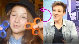 LENNI KIM tente un CANULAR TELEPHONIQUE à SATINE sa pote