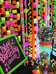 Who wouldn't love a neon themed birthday party?! Glow In Der Dunklen Tanzparty Erstellen Sie Ein Bash San Diego Www Createabash Com Createa Glow Party Decorations Neon Birthday Party Glow Birthday Party