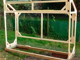 In wenigen schritten können sie ihr eigenes gewächshaus bauen wer nur ein paar gurken und tomaten anbauen möchte, braucht daher logischerweise ein kleineres gewächshaus, als wenn. Bau Eines Stabilen Tomatenhauses Aus Gehobelten Latten Bauanleitung Zum Selberbauen 1 2 Do Com Deine Tomaten Haus Garten Gewachshaus Tomaten Gewachshaus