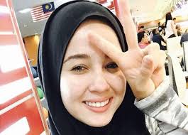 Untuk melihat detail lagu gambar emma maembong atas katil tersebar siapakah dalang klik salah satu judul yang cocok, kemudian untuk link download. Gambar Archives
