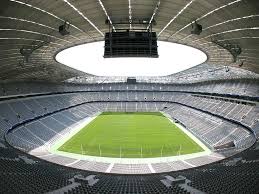 Allianz arena) هو ملعب كرة القدم الرئيسي في مدينة ميونخ الألمانية وكان يلعب عليه قطبا المدينة بايرن ميونخ وميونخ 1860 حتى تم التوصل لاتفاق حل عقد إيجار نادي ميونخ 1860 في عام 2017 وأصبح الملعب ملكاً لنادي. Ø§Ù„Ø´Ø±Ø·Ø© Øª Ù†Ù‚Ø° Ø¨Ø§ÙŠØ±Ù† Ù…Ù† Ø§Ø¨ØªØ²Ø§Ø² Ø§Ù„Ù„Øµ Ø§Ù„Ø£ÙƒØ«Ø± ÙˆØ¯ Ø§ ÙÙŠ Ù…ÙŠÙˆÙ†ÙŠØ®