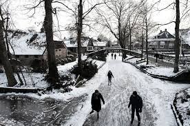 Varen, fietsen, wandelen, eten, meer! Giethoorn Holland A Village Without Roads In The Winter We Skated Giethoorn Holland Places To Go