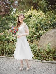 Sie sind der auftakt zu eurem besonderen ereignis. Saskia Tragt Ein Kurzes Vintage Kleid Zu Ihrer Hochzeit In Leipzig Schleifenfanger