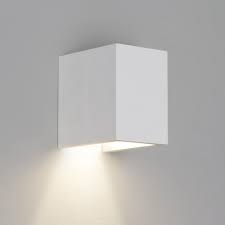 A traditional silhouette meets our coastal roots. 1187009 7076 Parma 110 Plaster Wall Light