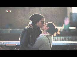In 2001, four kids from magdeburg, germany founded a rock band and called it tokio hotel. the quartet's hit single durch den monsun through the monsoon flooded europe and caused a frenzy among teenagers. Bill Kaulitz Con Novia Jumm Youtube