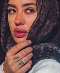 اذا بتصلي رح أعطيك مليار دولار ! ما رح يقفي فرض😂 طب اذا بتصلي رح تفوت  عالجنة الأبدية ! بِسكِّر الموضوع او بناقشك انو الإيمان بالقلب او انو هو  بصلي على طريقتو