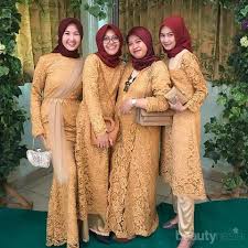 Kombinasi satin & sifon, pesta, modern, mewah, polos, batik dan harganya. 6 Inspirasi Model Baju Seragam Pernikahan Warna Kuning Dan Gold