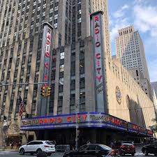 Tune in to 18 radio stations, watch celebrity videos, catch all fm radio city shows online. File Radio City Music Hall In Summer 2018 Jpg Wikimedia Commons