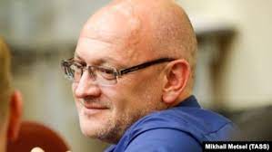 Петербургский депутат, сторонник алексея навального максим резник, находящийся под домашним арестом, отказался от попыток провести избирательную кампанию. V Dome Deputata Maksima Reznika I Ego Rodnyh Prohodyat Obyski