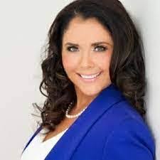 Dinah Holt's Instagram, Twitter & Facebook