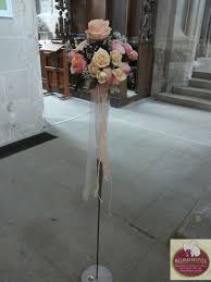 Glasstander Mit Blumengesteck Im Farbschema Apricot Koralle Perfekt Als Raumschmuck In Der Kirche Oder Blumen Gestecke Blumengestecke Blumengestecke Hochzeit