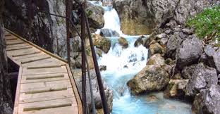 It includes gorges up to 150 meters deep, countless waterfalls, huge rocks and chunks of ice, as well as winding paths, walkways, bridges and tunnels. Hollentalklamm Schwarzenkopf 1818 M Bergfex Wanderung Tour Bayern