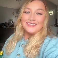 Deanna Hendrickson's Instagram, Twitter & Facebook