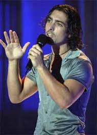 Tiene los ojos verdes, el pelo castaño y mide 174. Hola