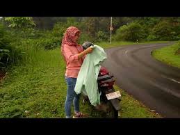 Agisa senang banget, orangtua pun tak khawatir anaknya kebahasan. Monyet Pake Jas Hujan Mastekno Co Id