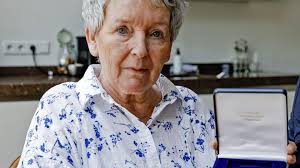 Andrea (71) zoekt overal naar haar lintje dat ze op Koningsdag verloor:  'Toen ik mijn jas uitdeed, was het weg'