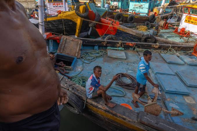 Mumbai's historic dock quietens as fuel crisis chokes fishing trade | Oil and Gas News | Al Jazeera