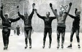 De elfstedentocht is een van de meest legendarische nederlandse sportevenementen doordat deze alleen plaatsvindt wanneer het ijs dik genoeg is om te schaatsen op de prachtige meren. Schaatshistorie Nl De Vijf Van Leeuwarden Elfstedentocht 1956