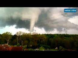 A downburst is an area of strong, downward moving air associated with a downdraft from a thunderstorm. Downburst Oder Tornado Was Sind Die Unterschiede Youtube